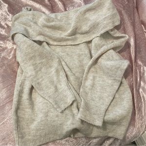⚪️H&M Off Shoulder Sweater